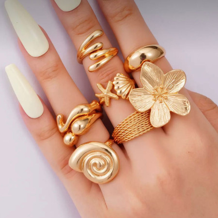 Trendy golden ring set